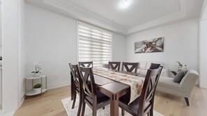 Dining - Detached 5 Bedroom ~100% Spotless ~Sleeps 13 (Caledon)