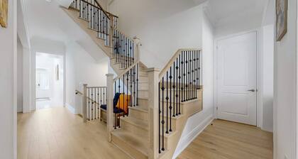 Detached 5 Bedroom ~100% Spotless ~Sleeps 13