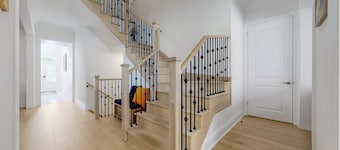 Detached 5 Bedroom ~100% Spotless ~Sleeps 13