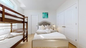 5 bedrooms, iron/ironing board, travel cot, free WiFi - Detached 5 Bedroom ~100% Spotless ~Sleeps 13 (Caledon)