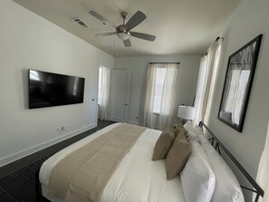 Room - Corner unit, This gem located in Midtoown/attached parking garage (Nashville)