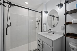 Shower, towels - DUCK-8 “Sugar Shack” • Ocean Side • Sound access • New Renovated (Kitty Hawk)