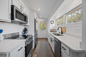 Fridge, microwave, oven, stovetop - DUCK-8 “Sugar Shack” • Ocean Side • Sound access • New Renovated (Kitty Hawk)