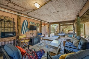 TV, table football, books - OSI-9 "Pirate Willy's" • Oceanside • Hot Tub • Short Stays! (Corolla)