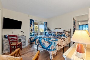 5 bedrooms, free WiFi, bed sheets - OSI-9 "Pirate Willy's" • Oceanside • Hot Tub • Short Stays! (Corolla)