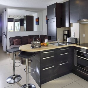 Fridge, microwave, dishwasher, cookware/dishes/utensils - MALIBU - Héliopolis Apartment O14 - Luxe - 2 people (AGDE)