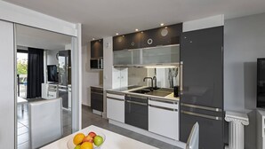 Una cucina moderna con zona pranzo, un'ampia finestra e vista sull'esterno.