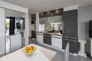 Fridge, microwave, dishwasher, cookware/dishes/utensils - NEW YORK - Héliopolis  Apartment O15 - Luxe - 2 people (AGDE)
