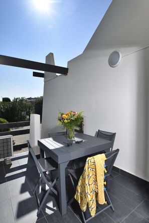 Outdoor dining - JENNY - Studio Port Nature 8 - Luxury - 2 people (AGDE)