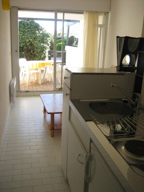 Fridge, microwave, cookware/dishes/utensils - Port Nature Studio 18 - 2 people (AGDE)