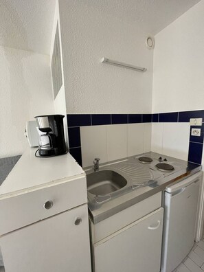 Fridge, microwave, cookware/dishes/utensils - Port Nature Studio 18 - 2 people (AGDE)
