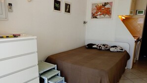 Une chambre à coucher avec un lit, un bureau et une chaise.