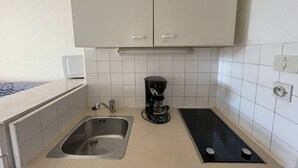 A kitchen with a sink, a coffee maker, and a stove. - Port Nature Studio 22 - 2 people (AGDE)