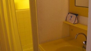 A bathroom with a yellow sink, a mirror, and a shower area. - Port Nature Studio 22 - 2 people (AGDE)