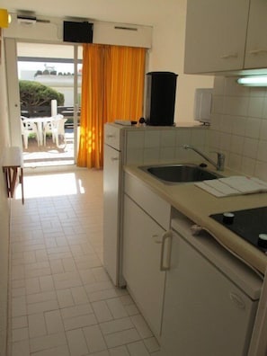 Fridge, microwave, cookware/dishes/utensils - Port Nature Studio 22 - 2 people (AGDE)