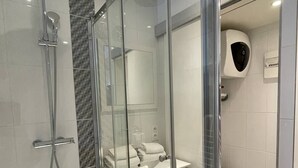 A modern bathroom with a glass-enclosed shower, a white sink, and a toilet. - Port Nature Studio 70 - 2 people (AGDE)