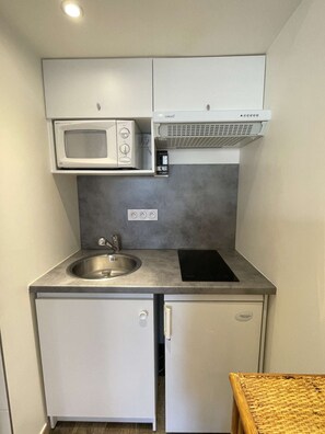 Fridge, microwave, cookware/dishes/utensils - Port Nature Studio 70 - 2 people (AGDE)