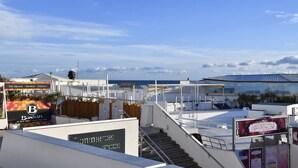 A rooftop terrace with a view of the sea, a sign for Baskin, and a sign for Ramesotra. - DIAMANT - Port Nature Apartment 81 - Luxury - 2 people (AGDE)