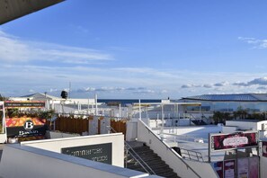 Eine Dachterrasse mit Blick auf das Meer, ein Schild für Baskin und ein Schild für Ramesotra.