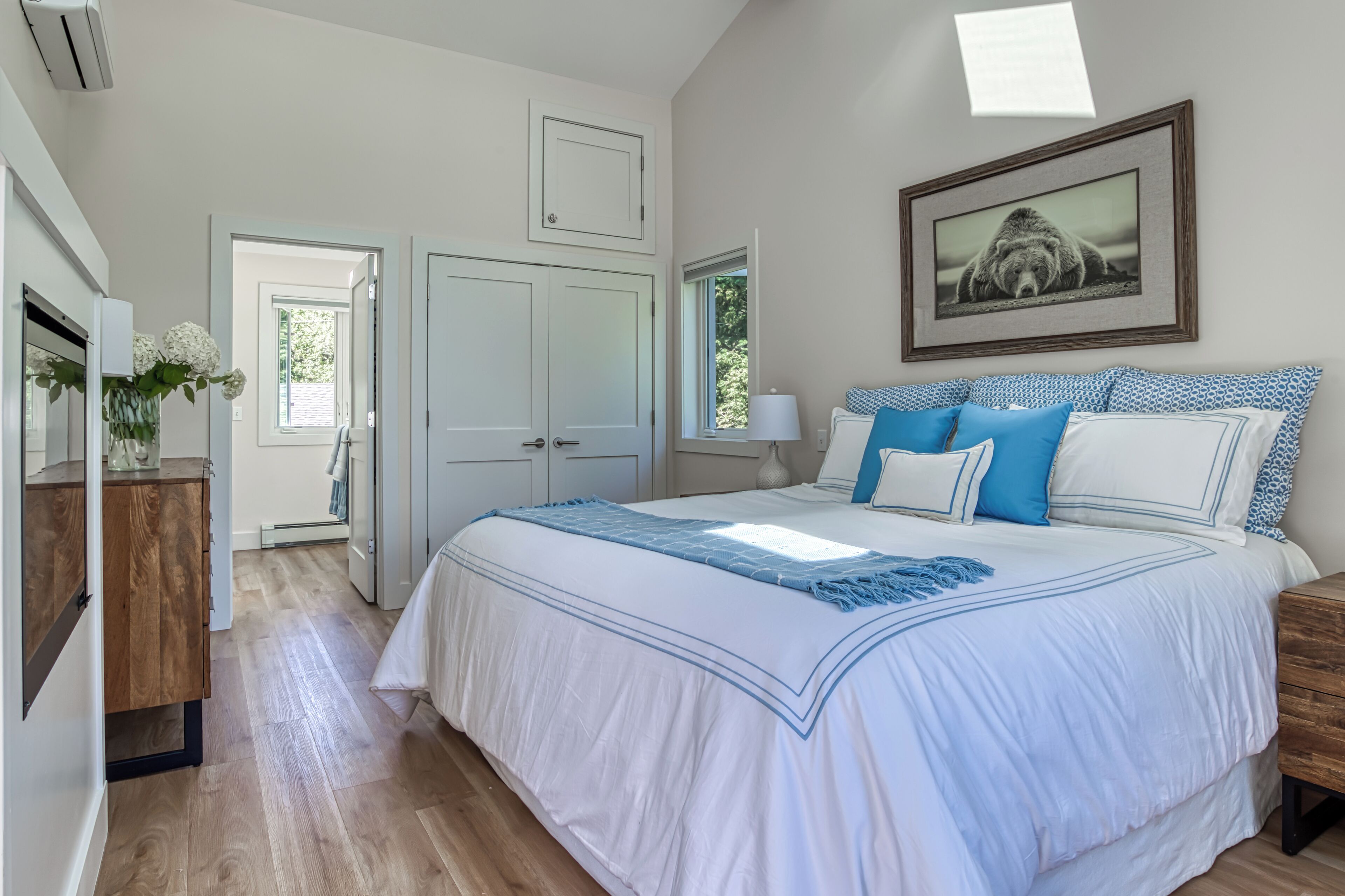 4 bedrooms, iron/ironing board, bed sheets