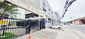 A gated entrance to a building with a sign that reads 'Residencial do Luar.' - COPBV0101 - Edificio Torres do Iguatemi (Salvador)