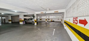 A multi-level parking garage with clear directional signage, including a G5 area and a white arrow indicating the direction to proceed. - COPBV0101 - Edificio Torres do Iguatemi (Salvador)