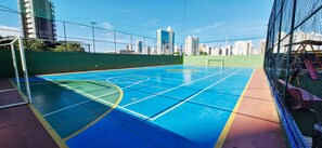 An outdoor basketball court with a city skyline in the background. - COPBV0101 - Edificio Torres do Iguatemi (Salvador)