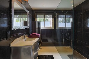 Bathroom - Exceptional Californian-Style Villa with Red Pool in Antibes (ANTIBES)