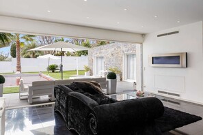 Interior - Exceptional Californian-Style Villa with Red Pool in Antibes (ANTIBES)