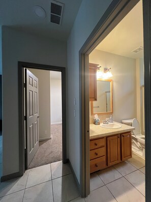 Bathroom - Private Room - Sleep under Stars, Wake up in Nature (Sequim)