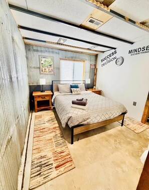 Room - Rustic 3-bedroom unit in tranquil Colorado Springs neighborhood (Colorado Springs)