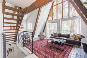 TV, fireplace - Modern A Frame - Cozy Mountain Retreat in Lake Arrowhead (Lake Arrowhead)