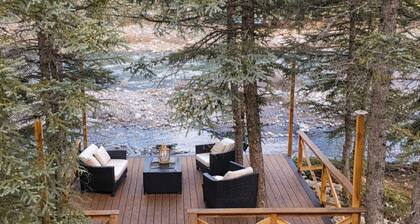 Relaxing Creekside Cabin with Waterfront Deck, Firepit, Pet Friendly