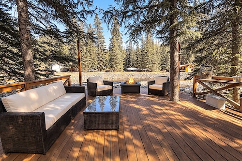 Relaxing Creekside Cabin with Waterfront Deck, Firepit, Pet Friendly
