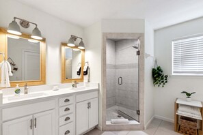 Shower, hair dryer, towels - Updated 6-bedroom, 4 bath well stocked coastal cottage across from the beach with a private pool (Fernandina Beach)