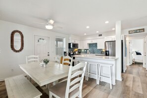 Dining - Updated 6-bedroom, 4 bath well stocked coastal cottage across from the beach with a private pool (Fernandina Beach)