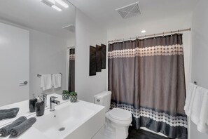 Bathroom - The Kimberly - 5 min to CN Tower - FREE Parking (Toronto)