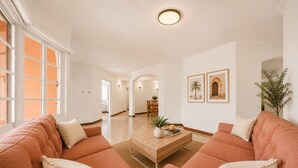 Un salón amplio con dos sofás, una mesa de centro y una zona de comedor al fondo.