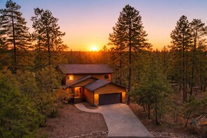 Exterior - Deerly Beloved Cabin - Lake, Hike, Casino, Fireplace, Balcony, & Jetted Bath (Pinetop-Lakeside)