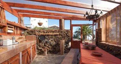 Country House in Isora: Mountain Views, Garden & BBQ Meta Descripción: