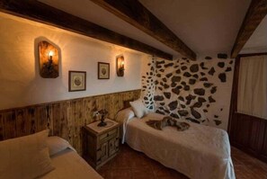 1 chambre, fer et planche à repasser, accès Internet, draps fournis