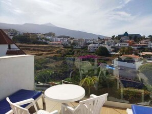 Outdoor dining - Studio in Puerto de la Cruz: Teide Views, Balcony & Pool (Puerto de la Cruz)