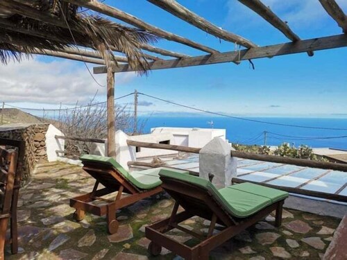 Country House in Isora: Sea Views, Garden & BBQ (Sleeps 7)