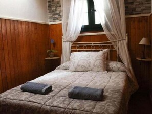 Internet, bed sheets - Country House in Hermigua: 2 Terraces, BBQ & Views (Sleeps 6) (Caleta)