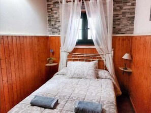 Internet, bed sheets - Country House in Hermigua: 2 Terraces, BBQ & Views (Sleeps 6) (Caleta)