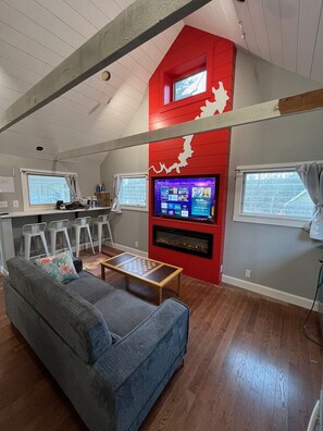 Living area - Wally’s Matchbox |New|Central|Close to Beach! (Hawley)