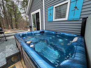 Outdoor spa tub - Wally’s Matchbox |New|Hot Tub|Fire Pit|Close 2 All (Hawley)