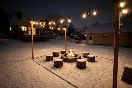 Property grounds. Deck + Fire Pit , Walk to Browns Lake Private Beach , Game Rm , Near Lake Geneva