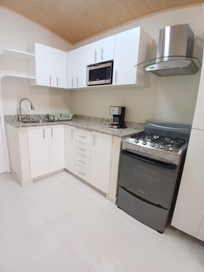 Microwave, oven, stovetop, paper towels - Cozy 1-bedroom townhome in beautiful Panamá with AC (Panamá)