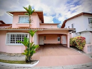 Exterior - Cozy 1-bedroom townhome in beautiful Panamá with AC (Panamá)